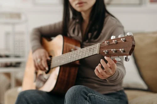 杨小壮《一个人挺好吉他谱》-F调-完形吉他
